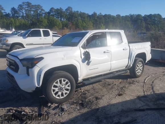 2024 Toyota Tacoma SR5 z VIN 3TMKB5FN4RM002301, wystawiony jako IAAI lot #41489792 z przebiegiem 12 965 mil mil oraz . Historia ofert i sprzedaży dostępna na DreamBid. Obrazek 17.