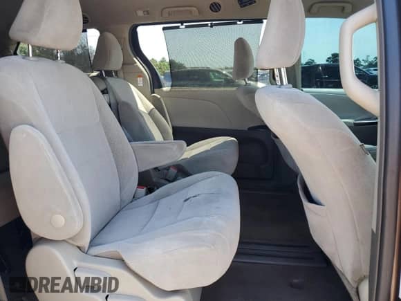 2018 Toyota Sienna LE Auto Access Seat z VIN 5TDKZ3DCXJS903114, wystawiony jako Copart lot #68462915 z przebiegiem 92 385 mil mil oraz Czysty tytuł • Clean title. Historia ofert i sprzedaży dostępna na DreamBid. Obrazek 10.