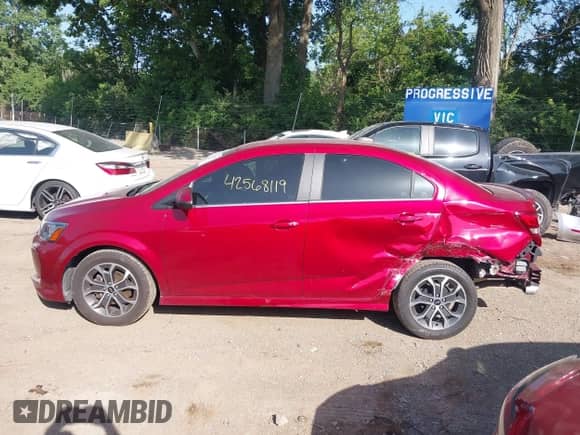 2019 Chevrolet Sonic LT z VIN 1G1JD5SB8K4126468, wystawiony jako IAAI lot #42568119 z przebiegiem 64 365 mil mil oraz . Historia ofert i sprzedaży dostępna na DreamBid. Obrazek 14.