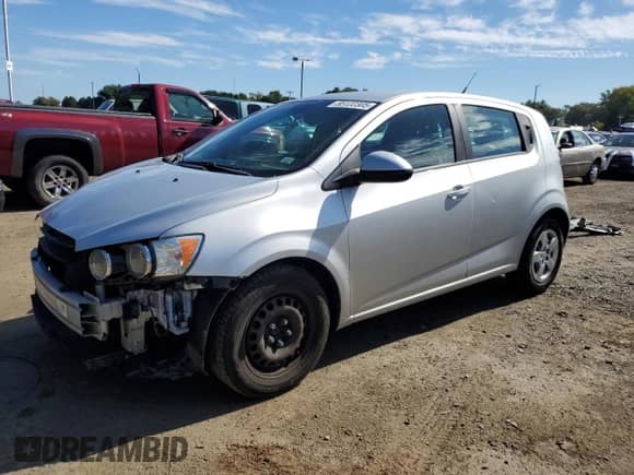 2013 Chevrolet Sonic LS z VIN 1G1JA6SG0D4245581, wystawiony jako Copart lot #85122305 z przebiegiem 68 283 mil mil oraz Szkoda całkowita • Salvage title. Historia ofert i sprzedaży dostępna na DreamBid. Obrazek 1.