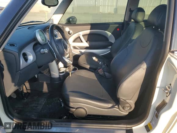 2006 MINI Hardtop with VIN WMWRC33536TK66138, listed as a Copart auction lot 81620335 with 128,877 mi miles and Salvage title. Bid and sale history available at DreamBid. Image 7.
