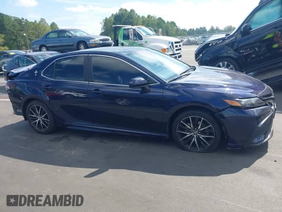 2021 Toyota Camry SE Nightshade z VIN 4T1G11AKXMU519763, wystawiony jako IAAI lot #43319480 z przebiegiem 97 862 mil mil oraz . Historia ofert i sprzedaży dostępna na DreamBid. Obrazek 14.