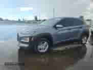 2021 Hyundai Kona SE z VIN KM8K12AA4MU639985, wystawiony jako Copart lot #82145535 z przebiegiem 94 877 mil mil oraz Czysty tytuł • Clean title. Historia ofert i sprzedaży dostępna na DreamBid. Obrazek 1.