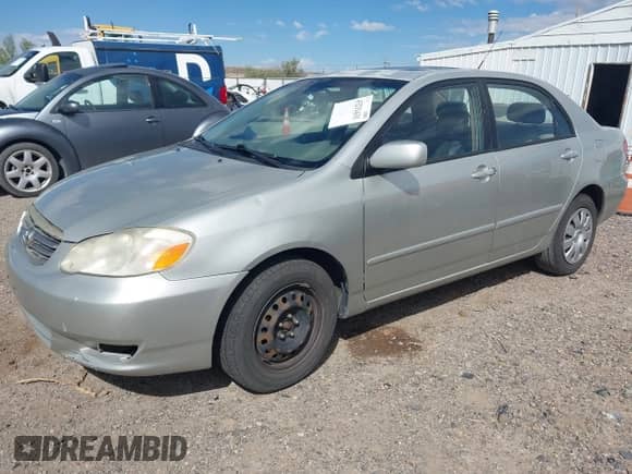 2004 Toyota Corolla CE z VIN 1NXBR38E94Z280656, wystawiony jako IAAI lot #43231431 z przebiegiem 220 605 mil mil oraz . Historia ofert i sprzedaży dostępna na DreamBid. Obrazek 2.