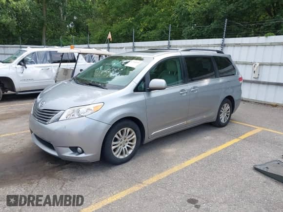 2014 Toyota Sienna XLE с VIN 5TDYK3DC3ES445310, выставлен на аукционе IAAI как лот 42749399 с пробегом 193 206 миль миль и . История ставок и продаж доступна на DreamBid. Изображение 17.