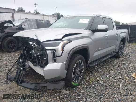 2024 Toyota Tundra Limited z VIN 5TFJA5DB2RX216804, wystawiony jako IAAI lot #42913960 z przebiegiem 13 394 mil mil oraz . Historia ofert i sprzedaży dostępna na DreamBid. Obrazek 2.