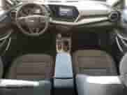 2025 Chevrolet Trax LS z VIN KL77LFEP7SC180249, wystawiony jako Copart lot #86436195 z przebiegiem 2 799 mil mil oraz Czysty tytuł • Clean title. Historia ofert i sprzedaży dostępna na DreamBid. Obrazek 8.