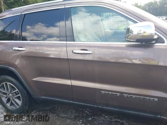 2017 Jeep Grand Cherokee Limited z VIN 1C4RJFBT3HC797806, wystawiony jako IAAI lot #42704231 z przebiegiem 91 850 mil mil oraz . Historia ofert i sprzedaży dostępna na DreamBid. Obrazek 13.