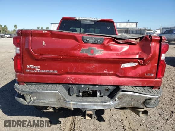 2022 Chevrolet Silverado 2500HD LTZ z VIN 1GC4YPEY2NF260079, wystawiony jako Copart lot #49310065 z przebiegiem 31 949 mil mil oraz Szkoda całkowita • Salvage title. Historia ofert i sprzedaży dostępna na DreamBid. Obrazek 6.