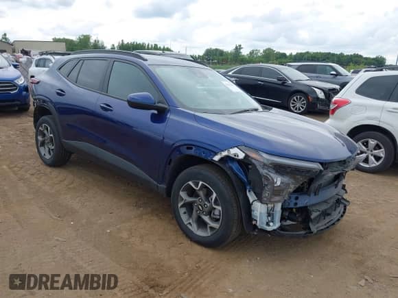 2024 Chevrolet Trax LT z VIN KL77LHE23RC215315, wystawiony jako IAAI lot #42823682 z przebiegiem 12 605 mil mil oraz . Historia ofert i sprzedaży dostępna na DreamBid. Obrazek 1.