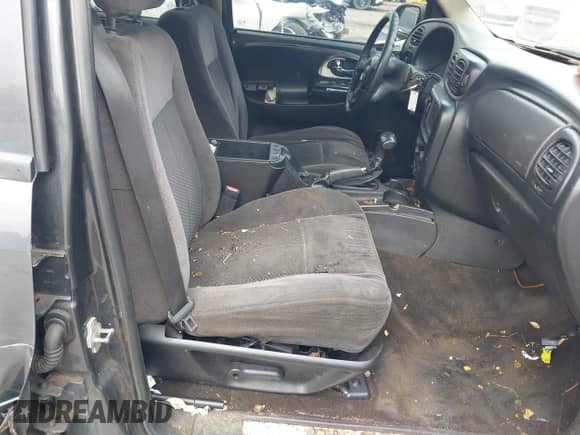 2007 Chevrolet TrailBlazer LS z VIN 1GNDT13SX72263615, wystawiony jako IAAI lot #42927844 z przebiegiem 275 592 mil mil oraz . Historia ofert i sprzedaży dostępna na DreamBid. Obrazek 5.