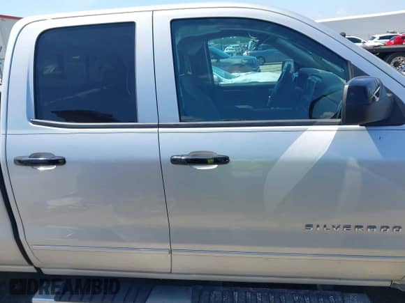 2015 Chevrolet Silverado 1500 LT z VIN 1GCVKREH9FZ230255, wystawiony jako IAAI lot #42810946 z przebiegiem 131 323 mil mil oraz . Historia ofert i sprzedaży dostępna na DreamBid. Obrazek 13.