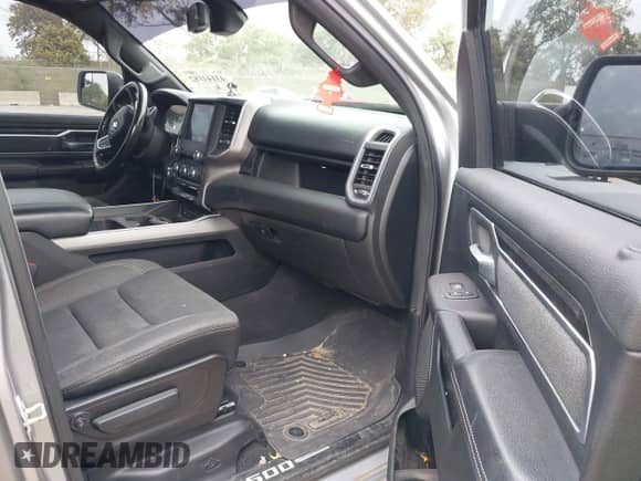 2019 Ram 1500 Big Horn z VIN 1C6RRFFG6KN674459, wystawiony jako IAAI lot #43144182 z przebiegiem 108 916 mil mil oraz . Historia ofert i sprzedaży dostępna na DreamBid. Obrazek 5.