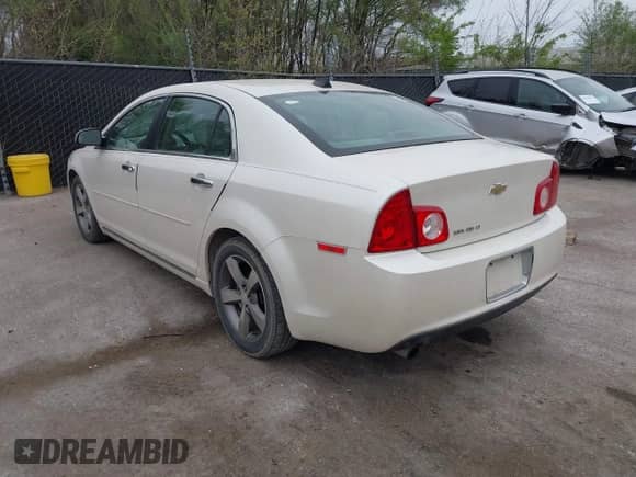 2012 Chevrolet Malibu 2LT z VIN 1G1ZD5E0XCF383148, wystawiony jako IAAI lot #39163732 z przebiegiem 188 648 mil mil oraz . Historia ofert i sprzedaży dostępna na DreamBid. Obrazek 3.