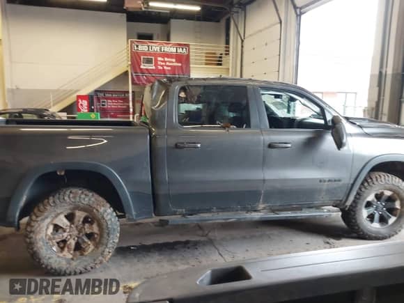 2020 Ram 1500 Rebel z VIN 1C6SRFLT0LN162491, wystawiony jako IAAI lot #41841159 z przebiegiem 58 265 mil mil oraz . Historia ofert i sprzedaży dostępna na DreamBid. Obrazek 14.