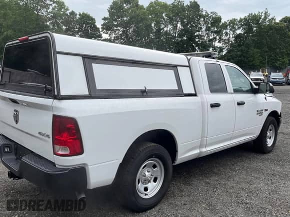 2023 Ram 1500 Tradesman z VIN 1C6RR7FT4PS588854, wystawiony jako Copart lot #64556685 z przebiegiem 24 403 mil mil oraz Szkoda całkowita • Salvage title. Historia ofert i sprzedaży dostępna na DreamBid. Obrazek 4.