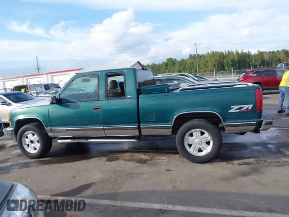 1996 Chevrolet Silverado 1500 with VIN 2GCEK19R3T1130144, listed as a IAAI auction lot 43324635 with 233,545 mi miles and . Bid and sale history available at DreamBid. Image 14.