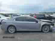 2021 Toyota Camry LE z VIN 4T1C11AK7MU480046, wystawiony jako IAAI lot #43289437 z przebiegiem 70 687 mil mil oraz . Historia ofert i sprzedaży dostępna na DreamBid. Obrazek 14.