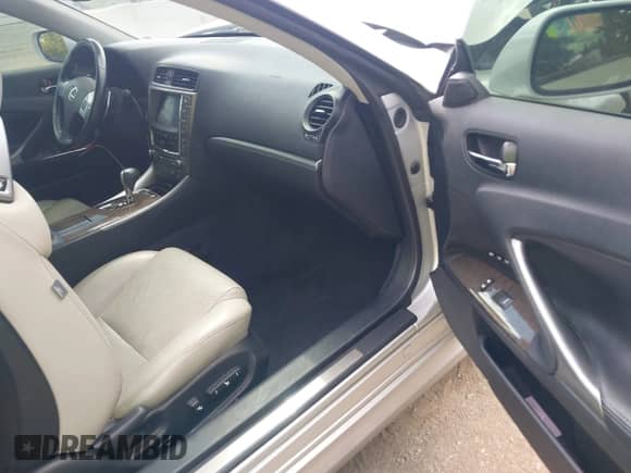 2011 Lexus IS 250 C z VIN JTHFF2C22B2514990, wystawiony jako IAAI lot #43072067 z przebiegiem 105 477 mil mil oraz . Historia ofert i sprzedaży dostępna na DreamBid. Obrazek 5.