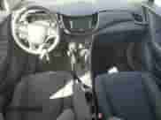 2017 Chevrolet Trax LS z VIN 3GNCJNSB4HL278041, wystawiony jako Copart lot #71124045 z przebiegiem 133 318 mil mil oraz Czysty tytuł • Clean title. Historia ofert i sprzedaży dostępna na DreamBid. Obrazek 8.