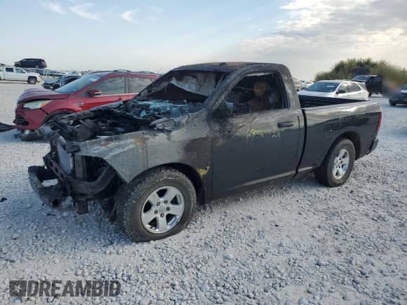 2017 Ram 1500 Express z VIN 3C6JR6AT0HG687324, wystawiony jako Copart lot #68564524 z przebiegiem Nie podano mil oraz Nie do naprawy • Non repairable. Historia ofert i sprzedaży dostępna na DreamBid. Obrazek 1.