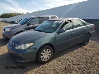 2005 Toyota Camry STD с VIN 4T1BE32K35U008521, выставлен на аукционе Copart как лот 71094455 с пробегом 256 159 миль миль и Чистый • Clean title. История ставок и продаж доступна на DreamBid. Изображение 1.