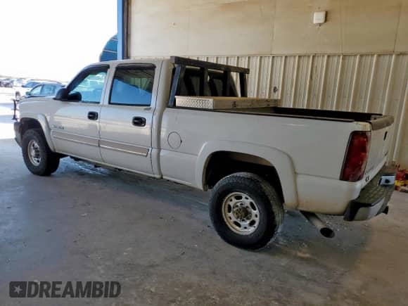 2003 Chevrolet Silverado 2500HD LS z VIN 1GCHC23U23F257859, wystawiony jako Copart lot #66753995 z przebiegiem 241 022 mil mil oraz Szkoda całkowita • Salvage title. Historia ofert i sprzedaży dostępna na DreamBid. Obrazek 2.