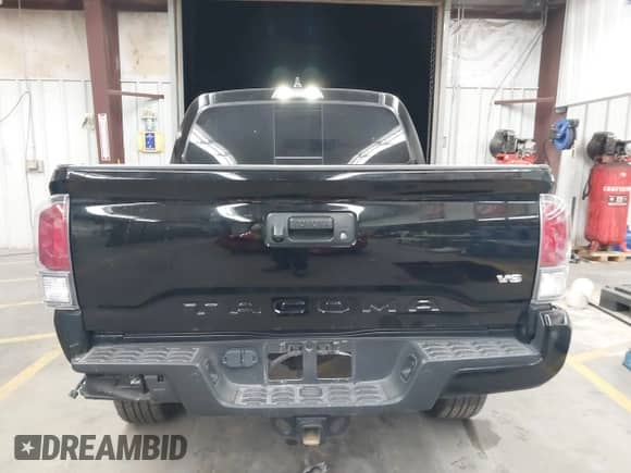 2023 Toyota Tacoma SR z VIN 3TMCZ5AN2PM574939, wystawiony jako IAAI lot #43279479 z przebiegiem 29 535 mil mil oraz . Historia ofert i sprzedaży dostępna na DreamBid. Obrazek 17.