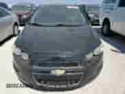 2014 Chevrolet Sonic LT z VIN 1G1JD6SBXE4103557, wystawiony jako Copart lot #76201694 z przebiegiem Nie podano mil oraz Szkoda całkowita • Salvage title. Historia ofert i sprzedaży dostępna na DreamBid. Obrazek 5.