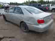 2005 Toyota Camry STD z VIN 4T1BE32K25U977288, wystawiony jako IAAI lot #43267344 z przebiegiem 265 706 mil mil oraz . Historia ofert i sprzedaży dostępna na DreamBid. Obrazek 3.