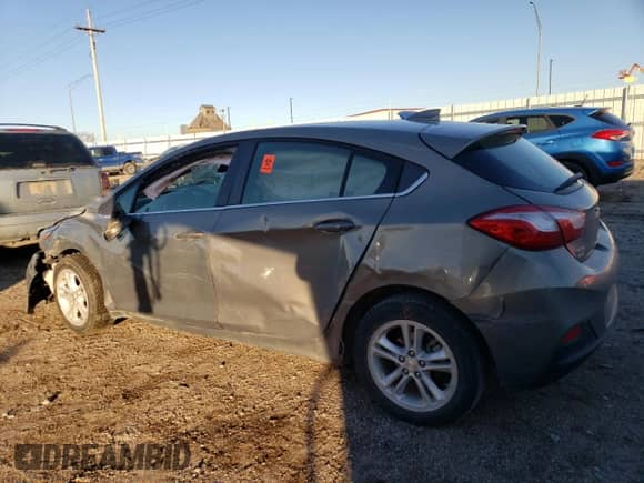2018 Chevrolet Cruze LT z VIN 3G1BH6SE3JS636492, wystawiony jako Copart lot #80988884 z przebiegiem Nie podano mil oraz Szkoda całkowita • Salvage title. Historia ofert i sprzedaży dostępna na DreamBid. Obrazek 2.