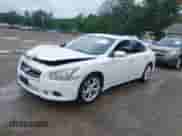 2013 Nissan Maxima SV z VIN 1N4AA5AP1DC825064, wystawiony jako IAAI lot #42550258 z przebiegiem 145 222 mil mil oraz . Historia ofert i sprzedaży dostępna na DreamBid. Obrazek 2.