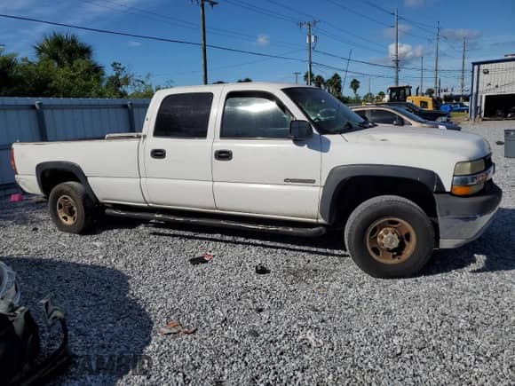 2002 Chevrolet Silverado 2500HD LS z VIN 1GCHC23U82F125526, wystawiony jako Copart lot #84210525 z przebiegiem 261 011 mil mil oraz Szkoda całkowita • Salvage title. Historia ofert i sprzedaży dostępna na DreamBid. Obrazek 4.