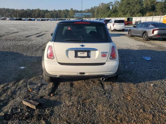 2006 MINI Hardtop with VIN WMWRC33536TK66138, listed as a Copart auction lot 81620335 with 128,877 mi miles and Salvage title. Bid and sale history available at DreamBid. Image 6.