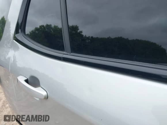 2022 Chevrolet Equinox RS z VIN 2GNAXWEV0N6130504, wystawiony jako IAAI lot #42761698 z przebiegiem 34 135 mil mil oraz . Historia ofert i sprzedaży dostępna na DreamBid. Obrazek 18.