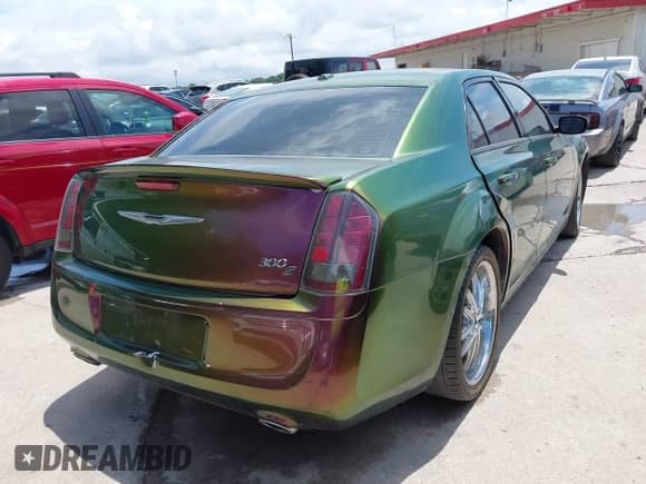 2014 Chrysler 300 S z VIN 2C3CCABG4EH358214, wystawiony jako IAAI lot #42732324 z przebiegiem 93 733 mil mil oraz . Historia ofert i sprzedaży dostępna na DreamBid. Obrazek 4.