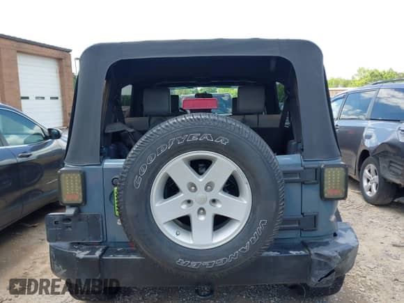 2008 Jeep Wrangler Unlimited X с VIN 1J4GB39178L625537, выставлен на аукционе IAAI как лот 42302408 с пробегом 266 791 миль миль и . История ставок и продаж доступна на DreamBid. Изображение 16.