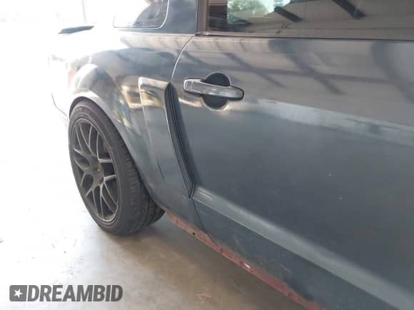 2007 Ford Mustang GT Deluxe z VIN 1ZVHT82H375269051, wystawiony jako IAAI lot #43065551 z przebiegiem 94 434 mil mil oraz . Historia ofert i sprzedaży dostępna na DreamBid. Obrazek 20.