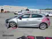 2018 Chevrolet Cruze LT z VIN 3G1BE6SM2JS558352, wystawiony jako IAAI lot #43300017 z przebiegiem 73 550 mil mil oraz . Historia ofert i sprzedaży dostępna na DreamBid. Obrazek 13.