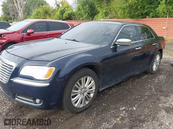 2012 Chrysler 300 Limited z VIN 2C3CCAHG3CH313723, wystawiony jako IAAI lot #43268983 z przebiegiem 207 934 mil mil oraz . Historia ofert i sprzedaży dostępna na DreamBid. Obrazek 2.