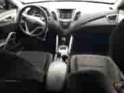 2016 Hyundai Veloster z VIN KMHTC6AD2GU275277, wystawiony jako Copart lot #71753615 z przebiegiem 122 126 mil mil oraz Czysty tytuł • Clean title. Historia ofert i sprzedaży dostępna na DreamBid. Obrazek 8.