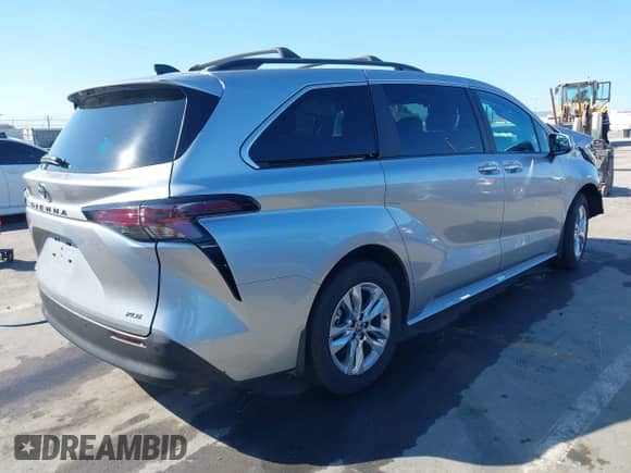 2025 Toyota Sienna XLE with VIN 5TDJSKFCXSS173486, listed as a IAAI auction lot 43421810 with 6,101 mi miles and . Bid and sale history available at DreamBid. Image 4.
