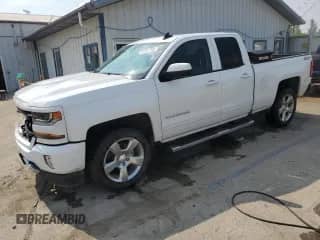 2017 Chevrolet Silverado 1500 LT z VIN 1GCVKREC7HZ275783, wystawiony jako Copart lot #63757705 z przebiegiem 61 276 mil mil oraz Szkoda całkowita • Salvage title. Historia ofert i sprzedaży dostępna na DreamBid. Obrazek 1.