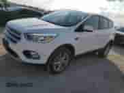2017 Ford Escape SE z VIN 1FMCU9GD6HUC68517, wystawiony jako Copart lot #82600725 z przebiegiem 208 515 mil mil oraz Czysty tytuł • Clean title. Historia ofert i sprzedaży dostępna na DreamBid. Obrazek 1.