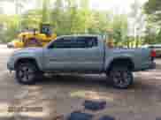 2019 Toyota Tacoma SR5 z VIN 3TMAZ5CN1KM113843, wystawiony jako IAAI lot #42716836 z przebiegiem 43 164 mil mil oraz . Historia ofert i sprzedaży dostępna na DreamBid. Obrazek 14.