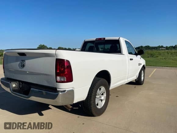 2018 Ram 1500 Tradesman z VIN 3C6JR6DT2JG122560, wystawiony jako Copart lot #66878625 z przebiegiem 171 115 mil mil oraz Czysty tytuł • Clean title. Historia ofert i sprzedaży dostępna na DreamBid. Obrazek 4.