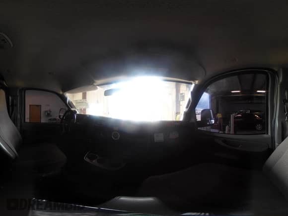 2016 Chevrolet Express Cargo z VIN 1GCWGAFF1G1174140, wystawiony jako IAAI lot #41860608 z przebiegiem 207 610 mil mil oraz . Historia ofert i sprzedaży dostępna na DreamBid. Obrazek 18.