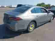 2024 BMW 5 Series 530i xDrive с VIN WBA53FJ01RCS96203, выставлен на аукционе IAAI как лот 43140953 с пробегом 27 446 миль миль и . История ставок и продаж доступна на DreamBid. Изображение 4.