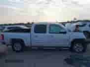 2011 Chevrolet Silverado 1500 LT z VIN 3GCPCSE06BG376971, wystawiony jako IAAI lot #43088715 z przebiegiem Nie podano mil oraz . Historia ofert i sprzedaży dostępna na DreamBid. Obrazek 12.