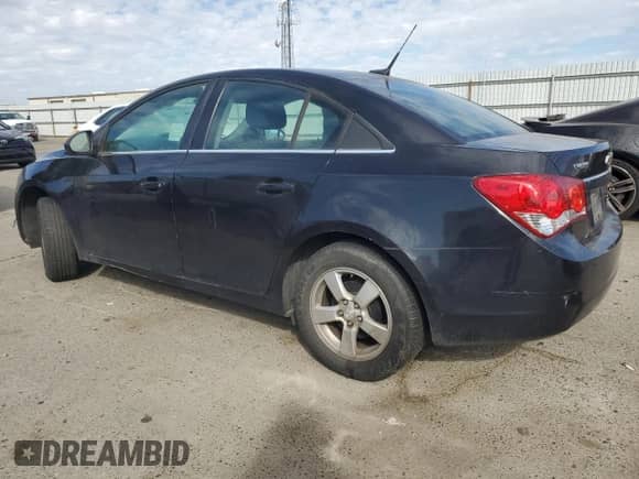 2014 Chevrolet Cruze 1LT z VIN 1G1PC5SB3E7340624, wystawiony jako Copart lot #84592295 z przebiegiem 140 912 mil mil oraz Szkoda całkowita • Salvage title. Historia ofert i sprzedaży dostępna na DreamBid. Obrazek 2.